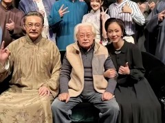 邵兵老婆罕露面，穿旗袍演话剧仪态出挑，没有网红脸五官很清秀