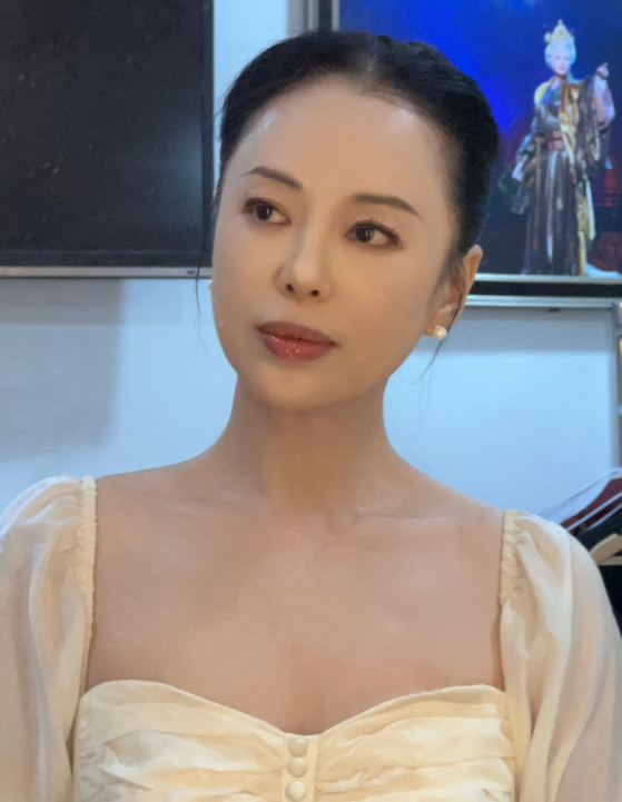 “最丑歌后”：从大妈到少女，黄绮珊经历了什么？