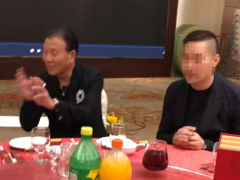 65岁万梓良个人资料简介–近况曝光现身酒局穿金戴银好富贵，饭桌上摆茅台吸睛