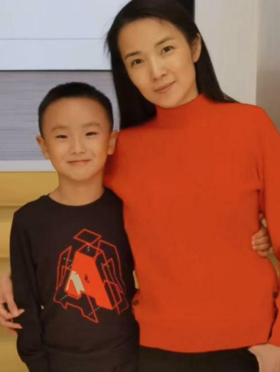 1岁嫁普通丈夫的著名主持人管彤，婚后生一子，如今一家三口幸福甜蜜"