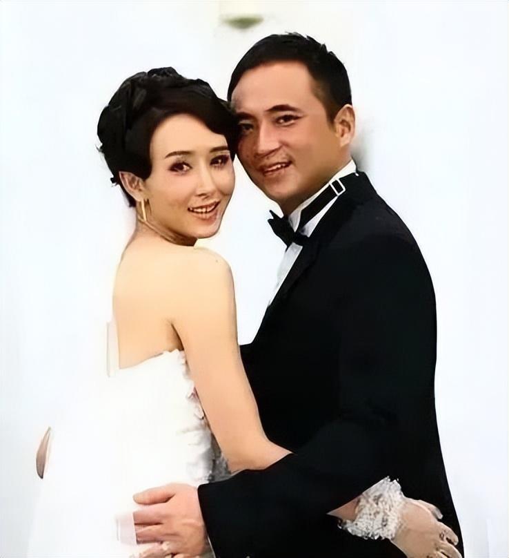 为爱远嫁异国的“古装美女”胡静近照曝光，结婚14年收获两个男人的宠爱