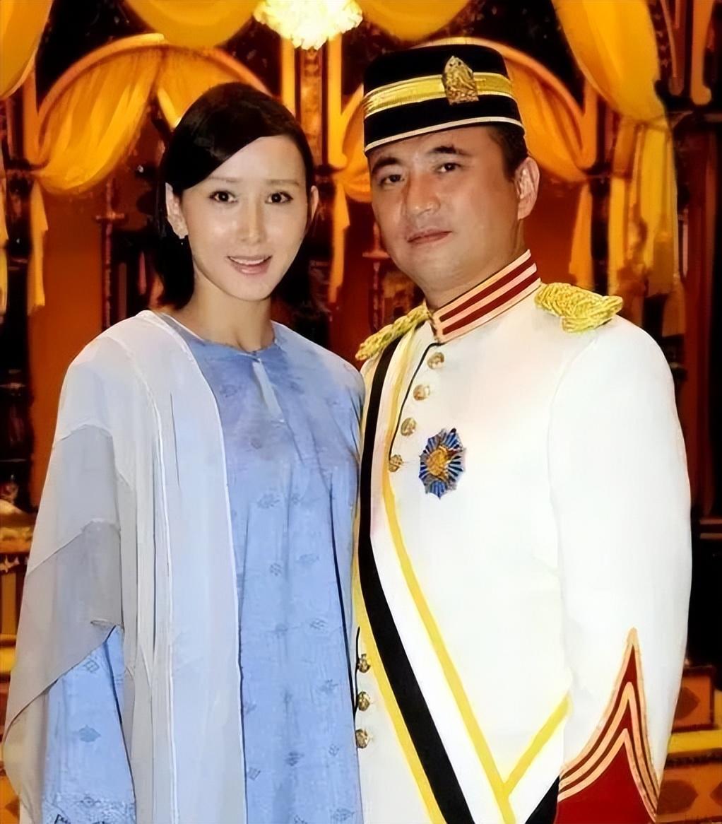 为爱远嫁异国的“古装美女”胡静近照曝光，结婚14年收获两个男人的宠爱