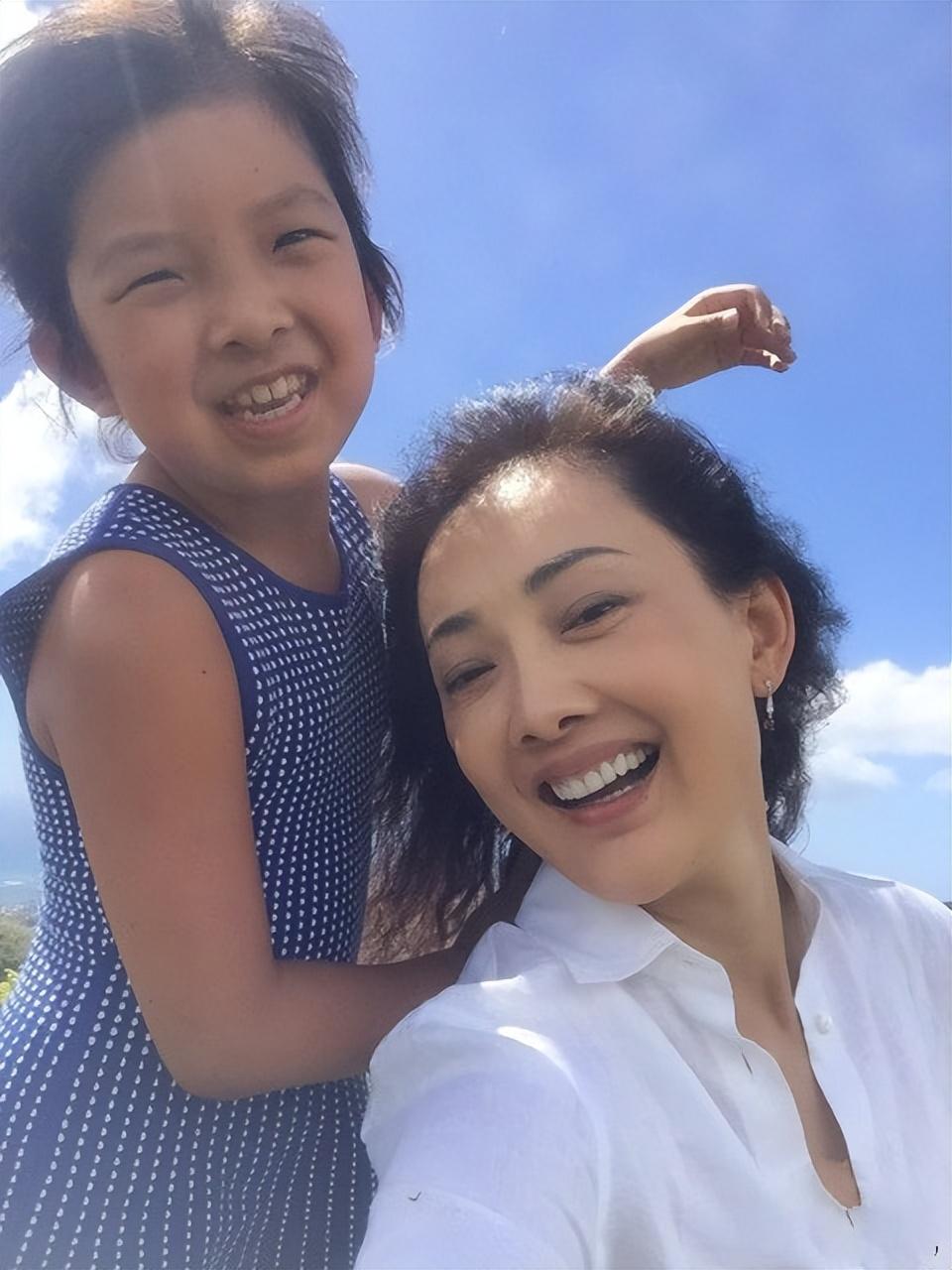 牛莉老公是谁(牛莉丈夫刘亚东，娶演员妻子婚后生下一女，一家三口和和美美)