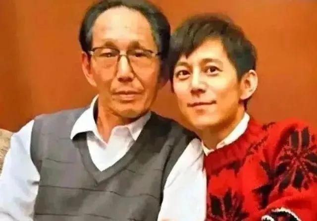 7年努力护着4个兄弟姐妹，最后却都离他而去，何炅老了，也累了"