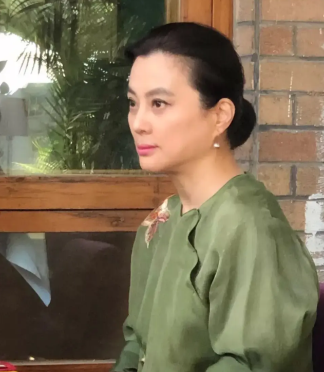 李玲玉个人资料简介及（26岁离婚，34岁二婚嫁给犹太富商却两个月见一次面，李玲玉如何了）